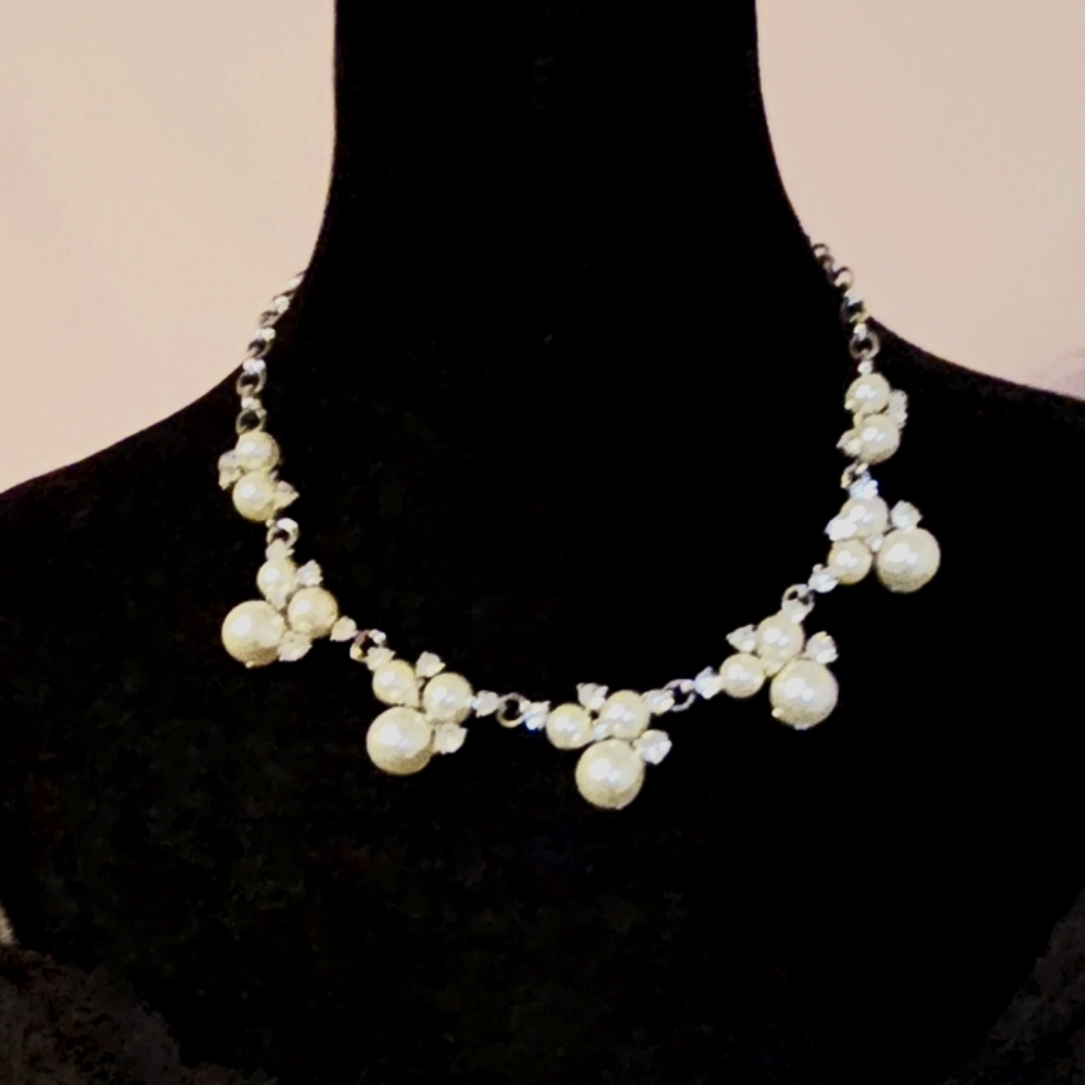 Exquisite necklace featuring pearls&crystals, meticulously arranged Silver Chain